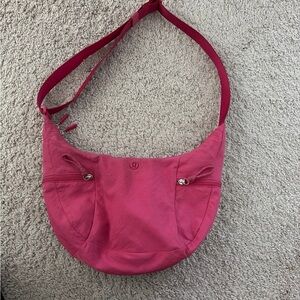 Lululemon Raspberry Coulis 6L Slouchy Sling Bag
